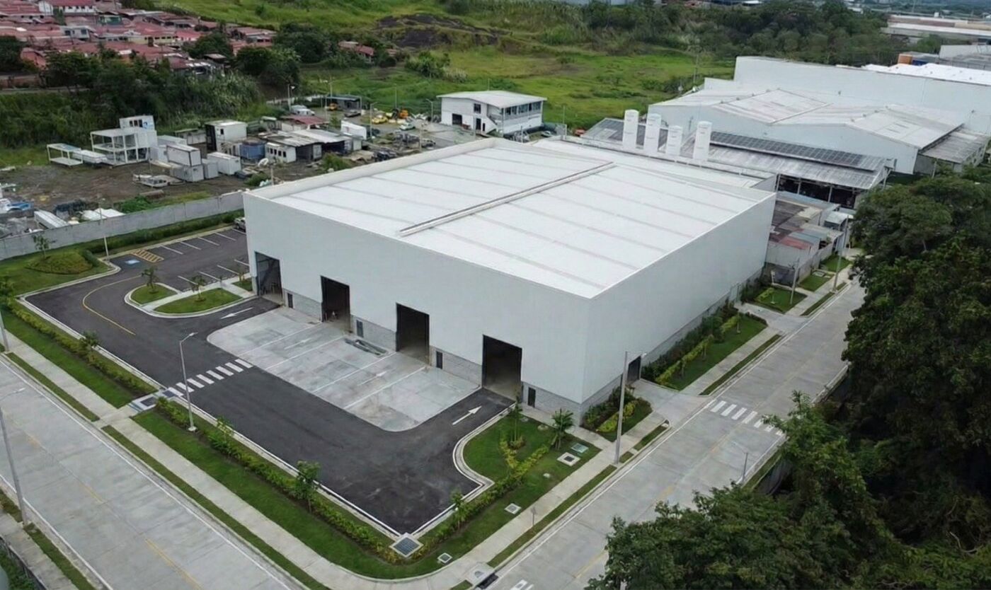 Planta industrial PEB en Centro Industrial PEB (Las Mañanitas), Panamá — vista aérea de la nave de fabricación.